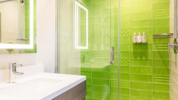 Chambre Standard double, 2 lits doubles, non-fumeur | Salle de bain | Douche, articles de toilette écologiques, séchoir à cheveux