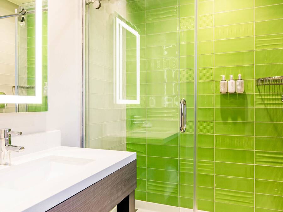 Standaard tweepersoonskamer, 2 tweepersoonsbedden, niet-roken | Badkamer | Een douche, milieuvriendelijke toiletartikelen, een haardroger