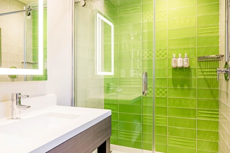 Standard Double Room, 2 Double Beds, Non Smoking | Bathroom | Shower, eco-friendly toiletries, hair dryer, towels. Rodeway Inn near Melrose Ave