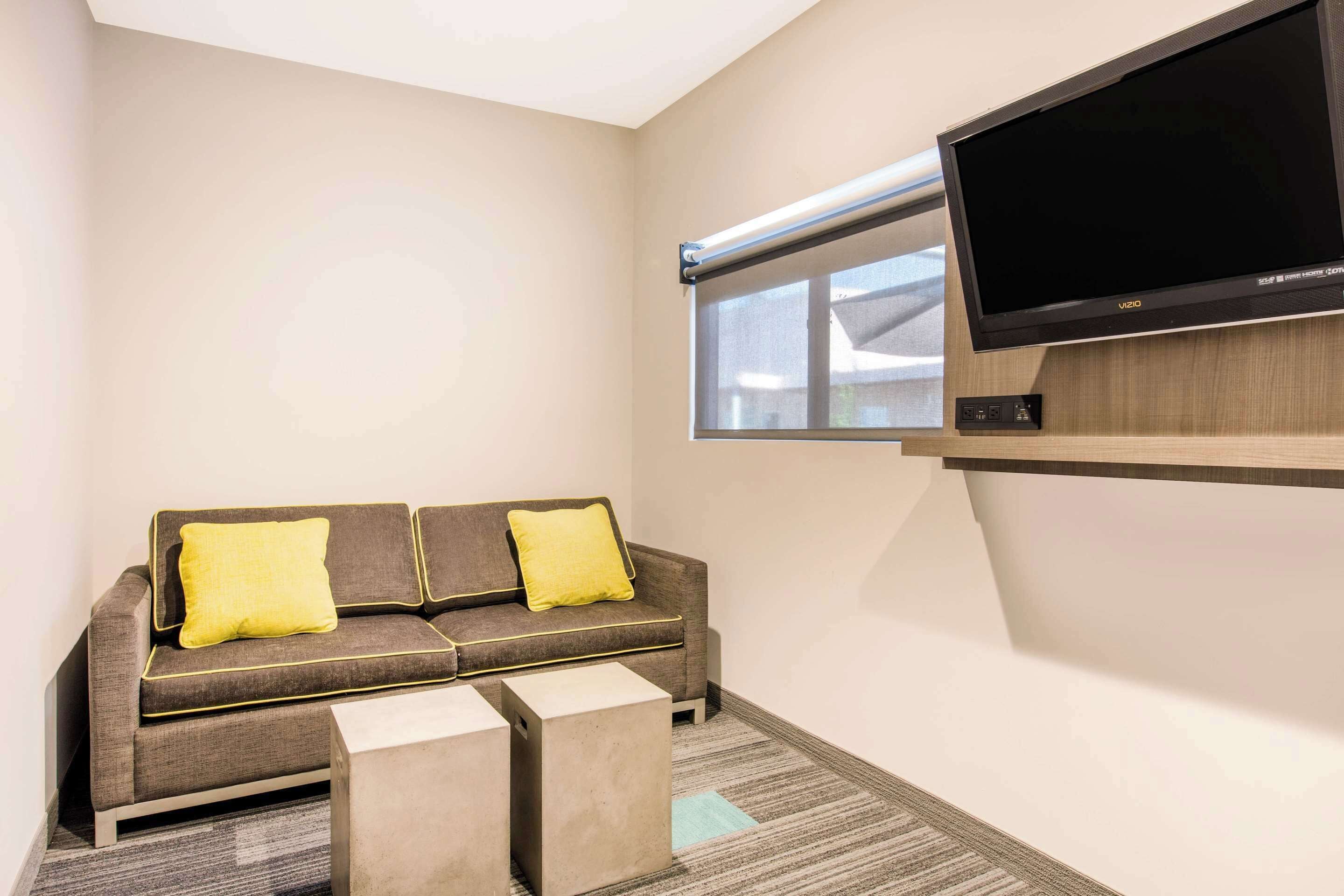 ตู้นิรภัยในห้องพัก, โต๊ะทำงาน, เตารีด/โต๊ะรีดผ้า, เตียง  เสริม/เปล