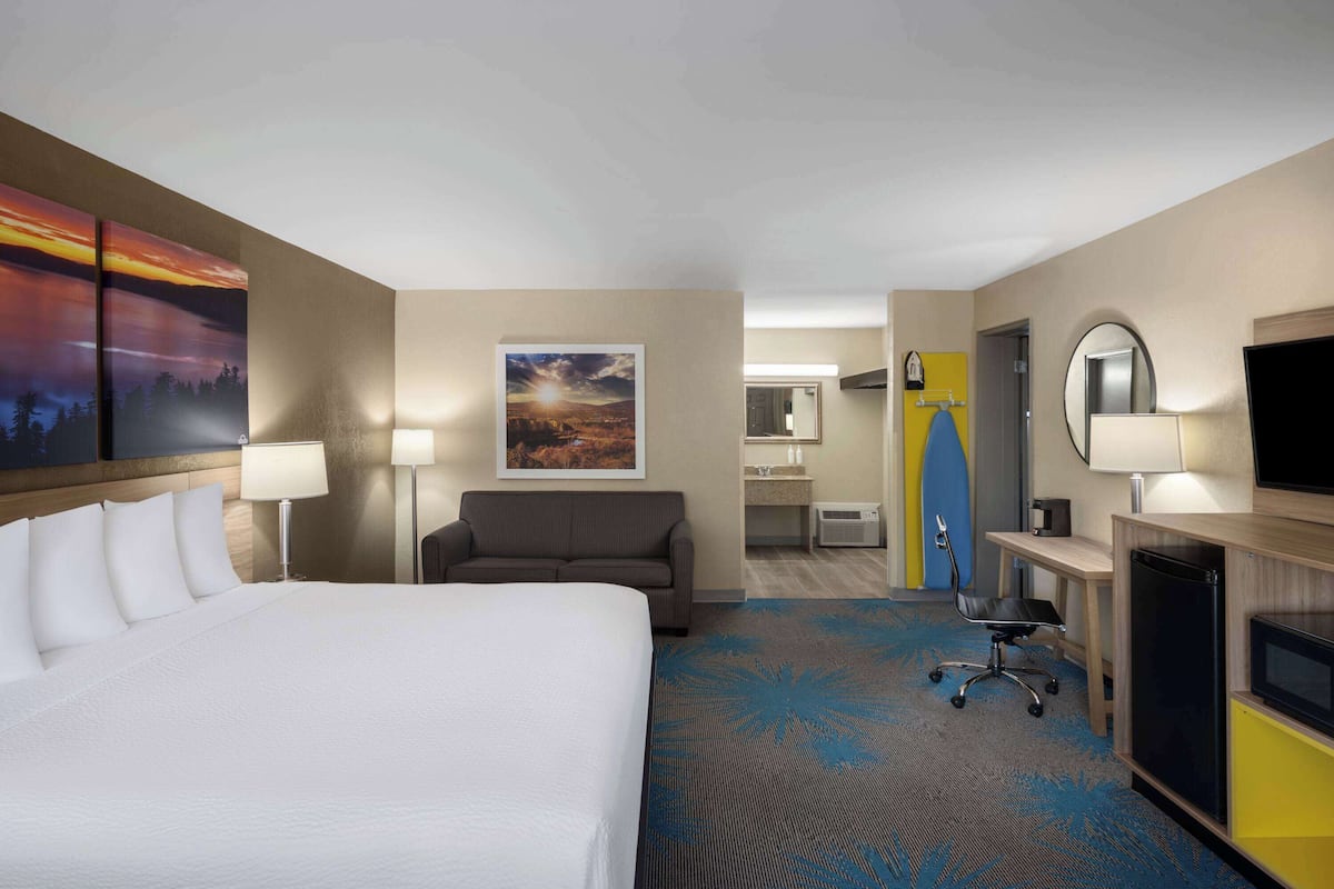 Suite, Berbilang Katil, Non Smoking (One Bedroom) | Meja, seterika/papan seterika, katil bayi/kot (percuma), Wi-fi percuma