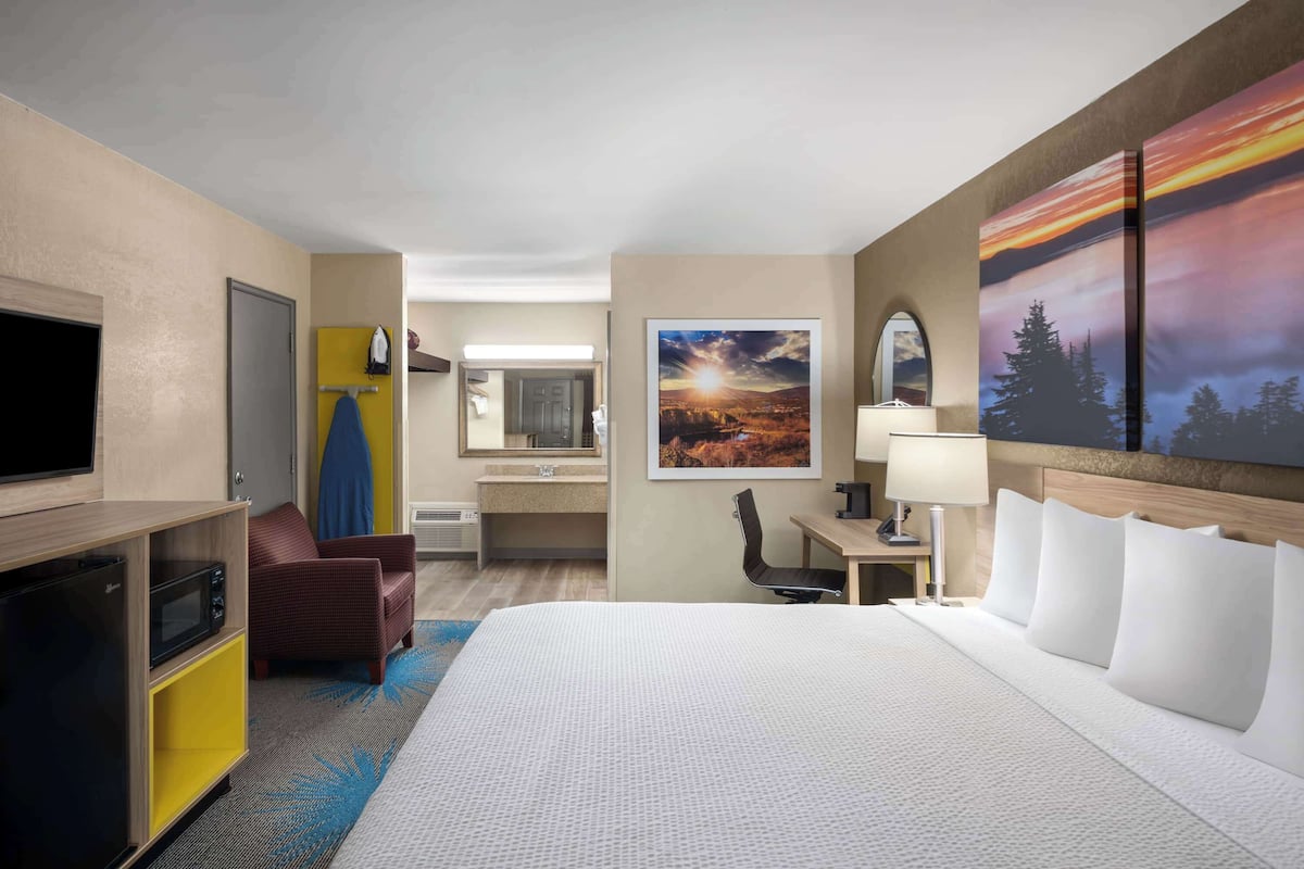 Premium Room, 1 Katil Raja (King) | Meja, seterika/papan seterika, katil bayi/kot (percuma), Wi-fi percuma