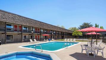 Una piscina al aire libre de temporada