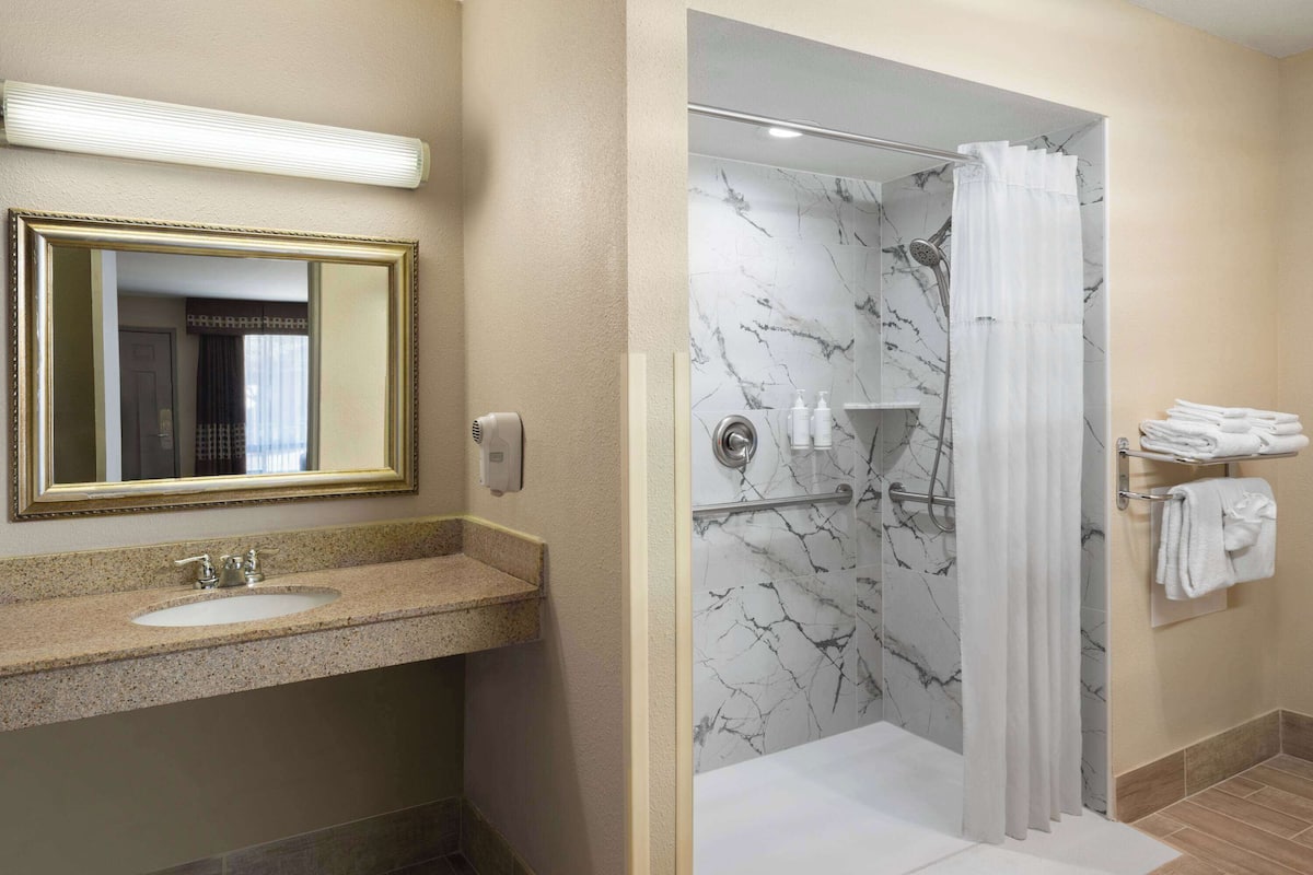 2 Queen Beds, Mobility Accessible Room, Roll-In Shower, Non-Smoking | 無障礙浴室