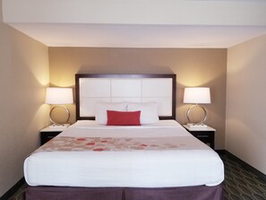 Studio Suite, 1 King Bed, Non Smoking | Premium bedding, Tempur-Pedic beds, in-room safe, desk