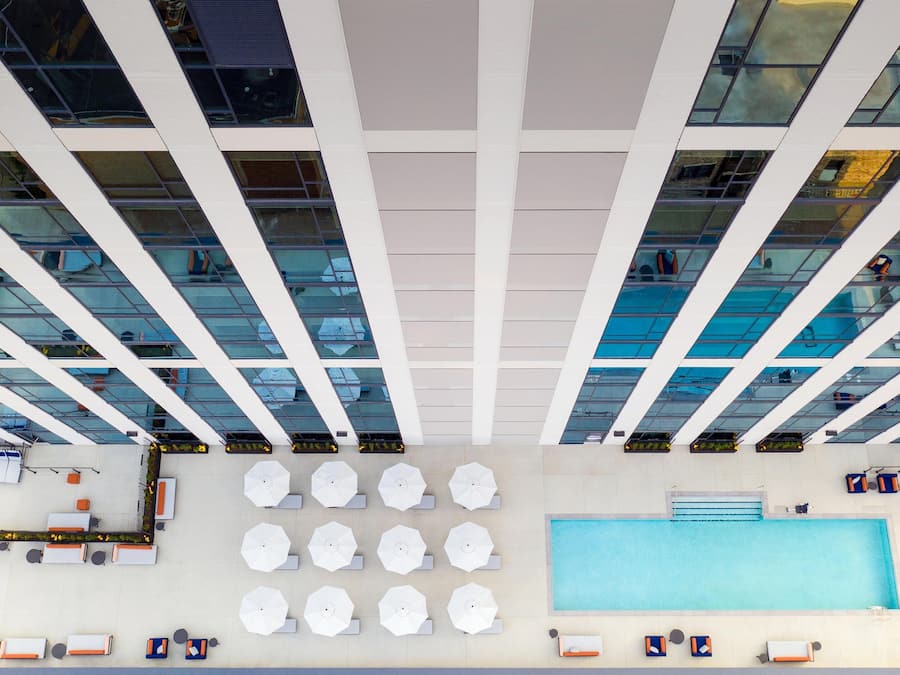 Utendørsbasseng, bassengparasoller og solsenger