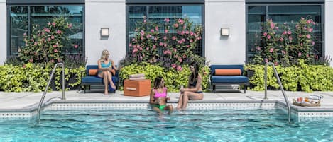 Utomhuspool, öppet 08.00 till 20.30, parasoller och solstolar