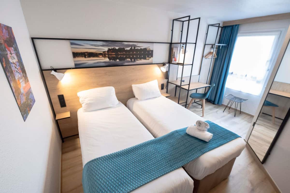 スタンダード ルーム シングルベッド 2 台 | 高級寝具、デスク、ノートパソコン用作業スペース、遮光カーテン