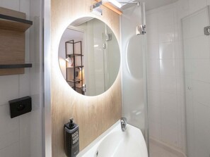 Quarto standard, 1 cama de casal | Roupas de cama premium, escrivaninha, espaço de trabalho para notebook