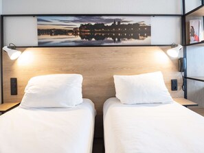 Standaard kamer, 2 eenpersoonsbedden | Luxe beddengoed, een bureau, een laptopwerkplek