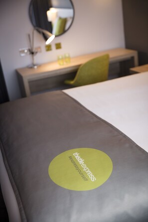 In-room safe, desk, iron/ironing board, free WiFi - Thistle Express Swindon (Swindon)