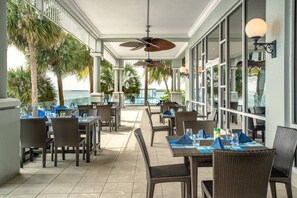 4 restaurantes; se sirve desayuno, almuerzo, cena y brunch