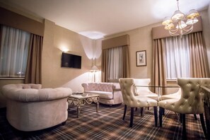 Executive Suite (Castle) | Living area | TV