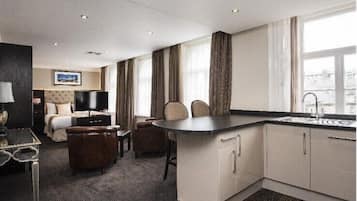 Hypo-allergenic bedding, minibar, in-room safe, desk