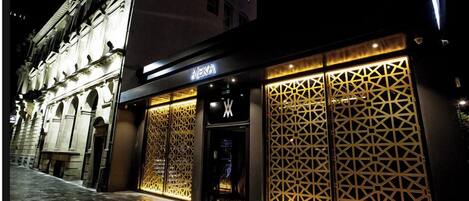 Hypo-allergenic bedding, minibar, in-room safe, desk