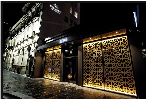 Ropa de cama hipoalergénica, minibar, caja fuerte y escritorio