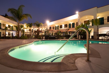 Alberca al aire libre. Oxford Suites Pismo Beach