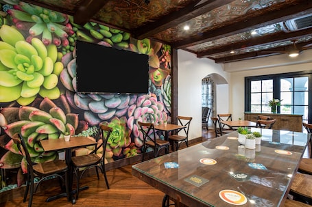 Restaurantes. Oxford Suites Pismo Beach