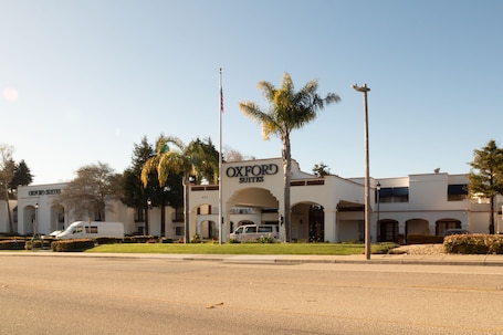 Exterior. Oxford Suites Pismo Beach
