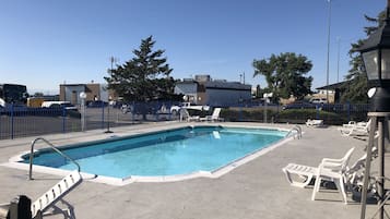 Una piscina al aire libre de temporada