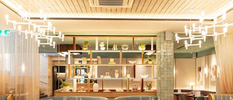 Breakfast and dinner served