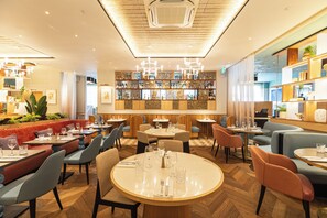 Breakfast and dinner served - DoubleTree by Hilton London Victoria (London)