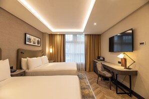 In-room safe, desk, laptop workspace, blackout curtains - DoubleTree by Hilton London Victoria (London)