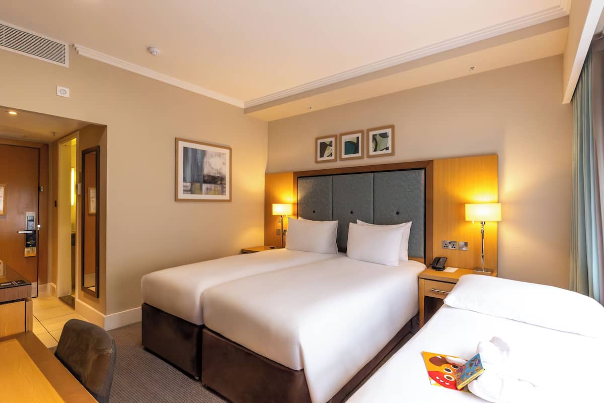 Tremannsrom – familie, 2 enkeltsenger | Safe på rommet, skrivebord og skrivebord for bærbar PC