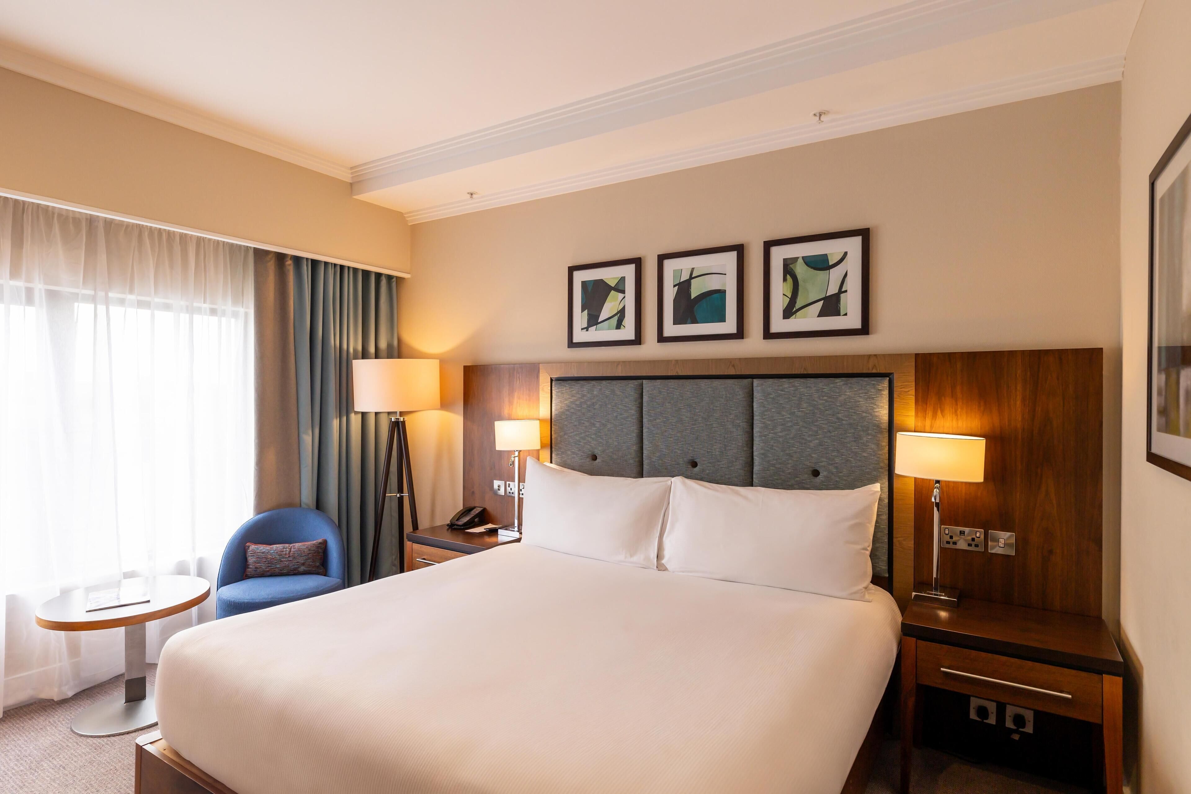 Rom – deluxe, 1 queensize-seng | Safe på rommet, skrivebord og skrivebord for bærbar PC