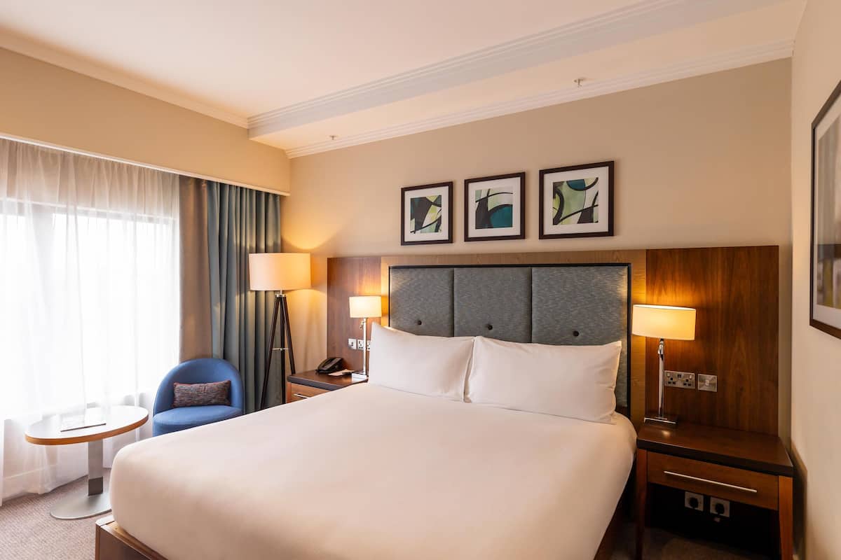 Rom – deluxe, 1 queensize-seng | Safe på rommet, skrivebord og skrivebord for bærbar PC