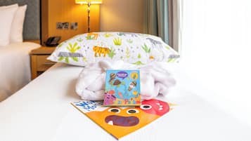 Chambre Triple Familiale, 2 lits une place | Coffres-forts dans les chambres, bureau