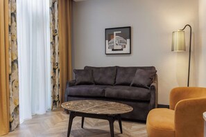 Deluxe Room, 1 King Bed | Living area | LCD TV - DoubleTree by Hilton London Victoria (London)