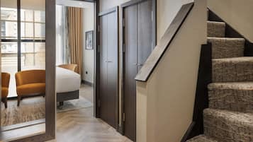 Suite, 1 King Bed | In-room safe, desk, laptop workspace, blackout drapes