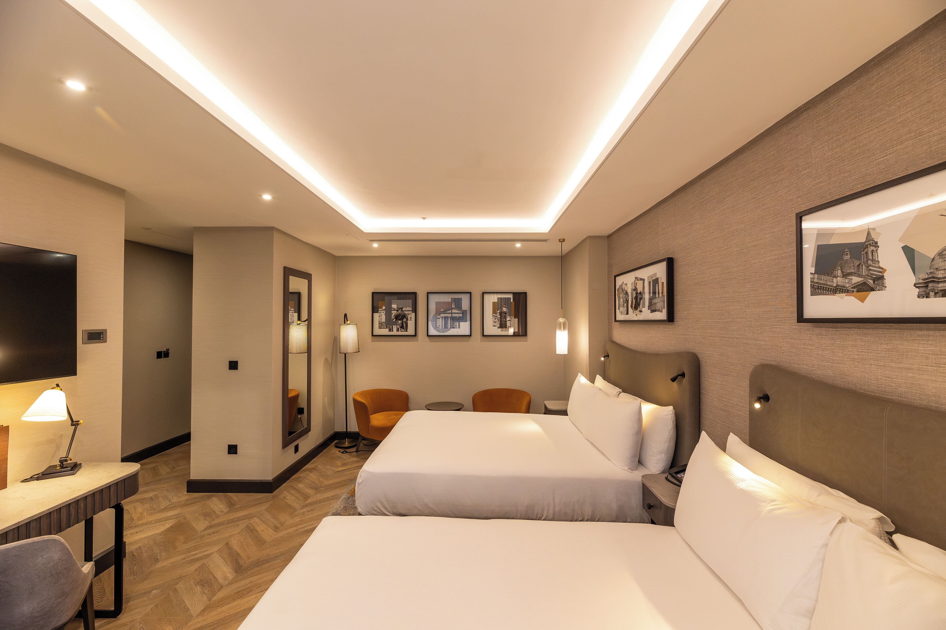 Rom – deluxe, 2 dobbeltsenger | Safe på rommet, skrivebord og skrivebord for bærbar PC