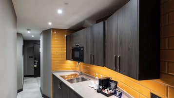 Deluxe Apartment, Kitchenette | Private kitchen | Fridge, eco-friendly cleaning products