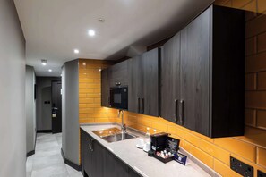 Suite, 1 King Bed | Private kitchen | Fridge, eco-friendly cleaning products