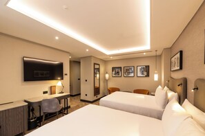 Deluxe Room, 2 Double Beds | In-room safe, desk, laptop workspace, blackout drapes - DoubleTree by Hilton London Victoria (London)