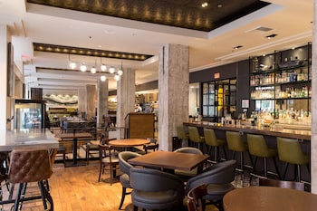 Bar (on property) at Heathman Hotel