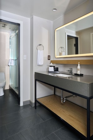 Studio Suite | Bathroom