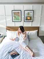 Roupas de cama antialérgicas, frigobar, cofres nos quartos