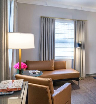 Deluxe Corner King | Living area | 65-inch LCD TV with digital channels, TV at Heathman Hotel