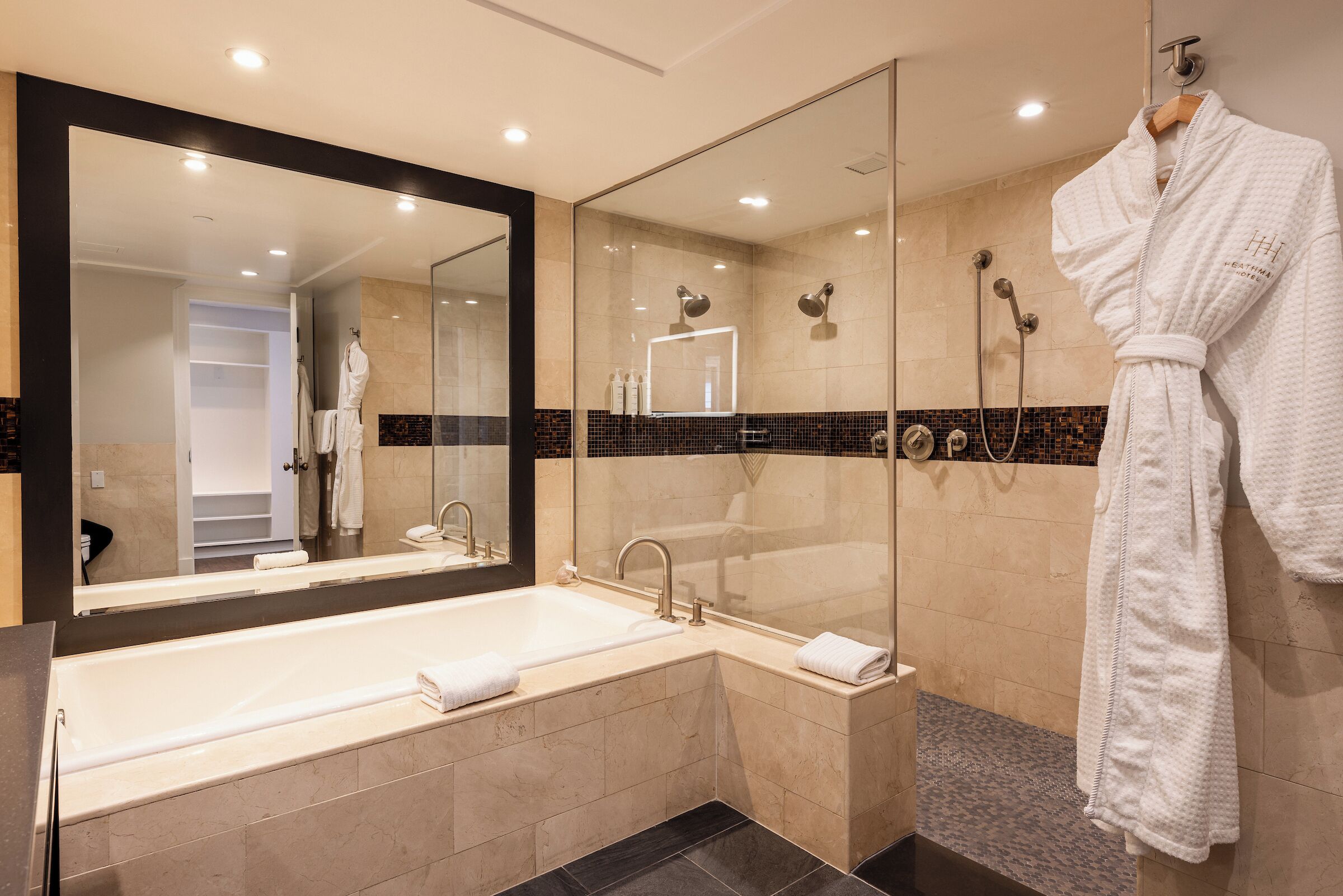 Penthouse (Suite) | Baño | Amenidades de baño de diseñador, secadora de cabello, batas, pantuflas 
