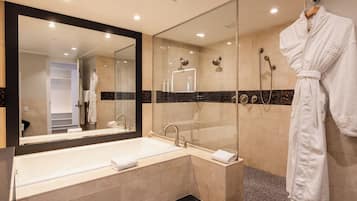 Penthouse (Suite) | Baño | Amenidades de baño de diseñador, secadora de cabello, batas, pantuflas