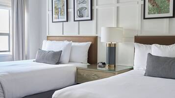 Allergitestade sängkläder, minibar och värdeförvaringsskåp på rummet