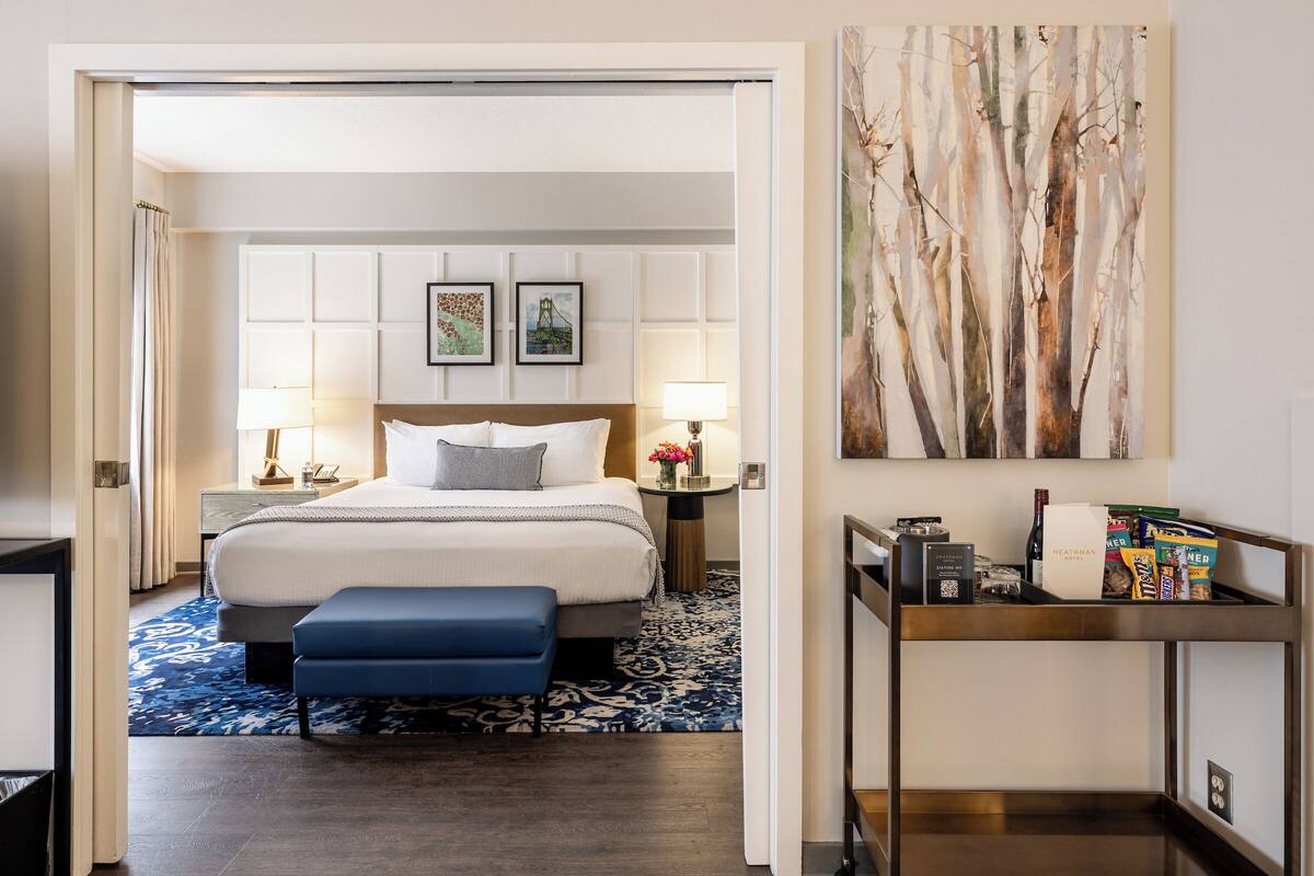 Suite, 1 Tempat Tidur King dengan tempat tidur Sofa | Seprai antialergi, minibar, brankas, dan tirai kedap cahaya