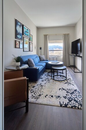 One Bedroom King Suite | Ropa de cama hipoalergénica y minibar 