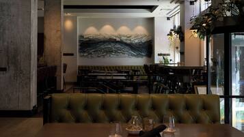 2 restaurants; ze serveren er ontbijt en diner