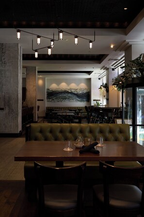 2 restaurants, breakfast, dinner served; American cuisine 