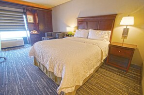 Room, 1 Queen Bed, Non Smoking | In-room safe, desk, iron/ironing board, cribs/infant beds