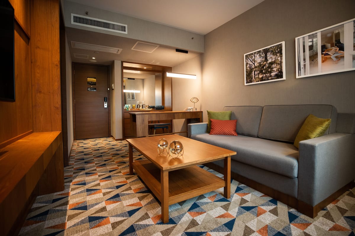 1 bedroom, in-room safe, desk, blackout curtains